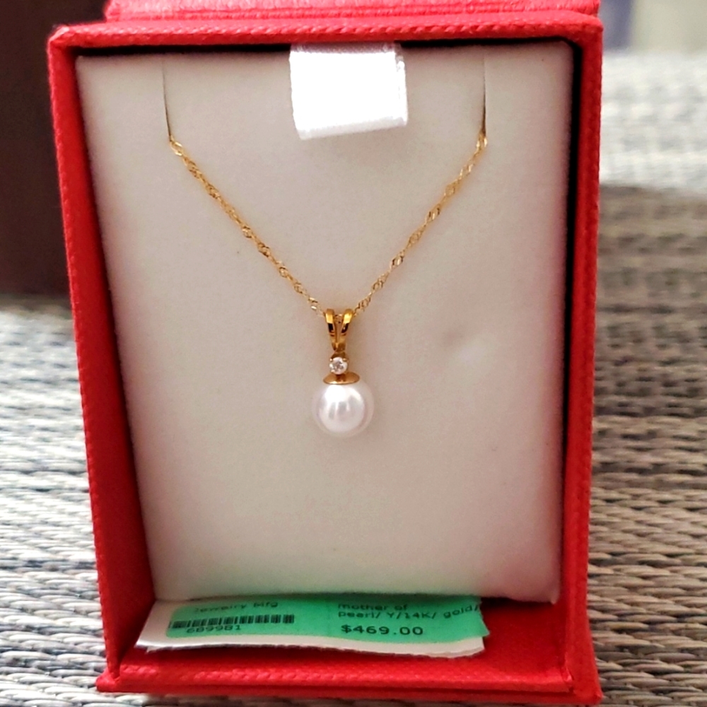 14kt Gold Chain & Pearl Charm